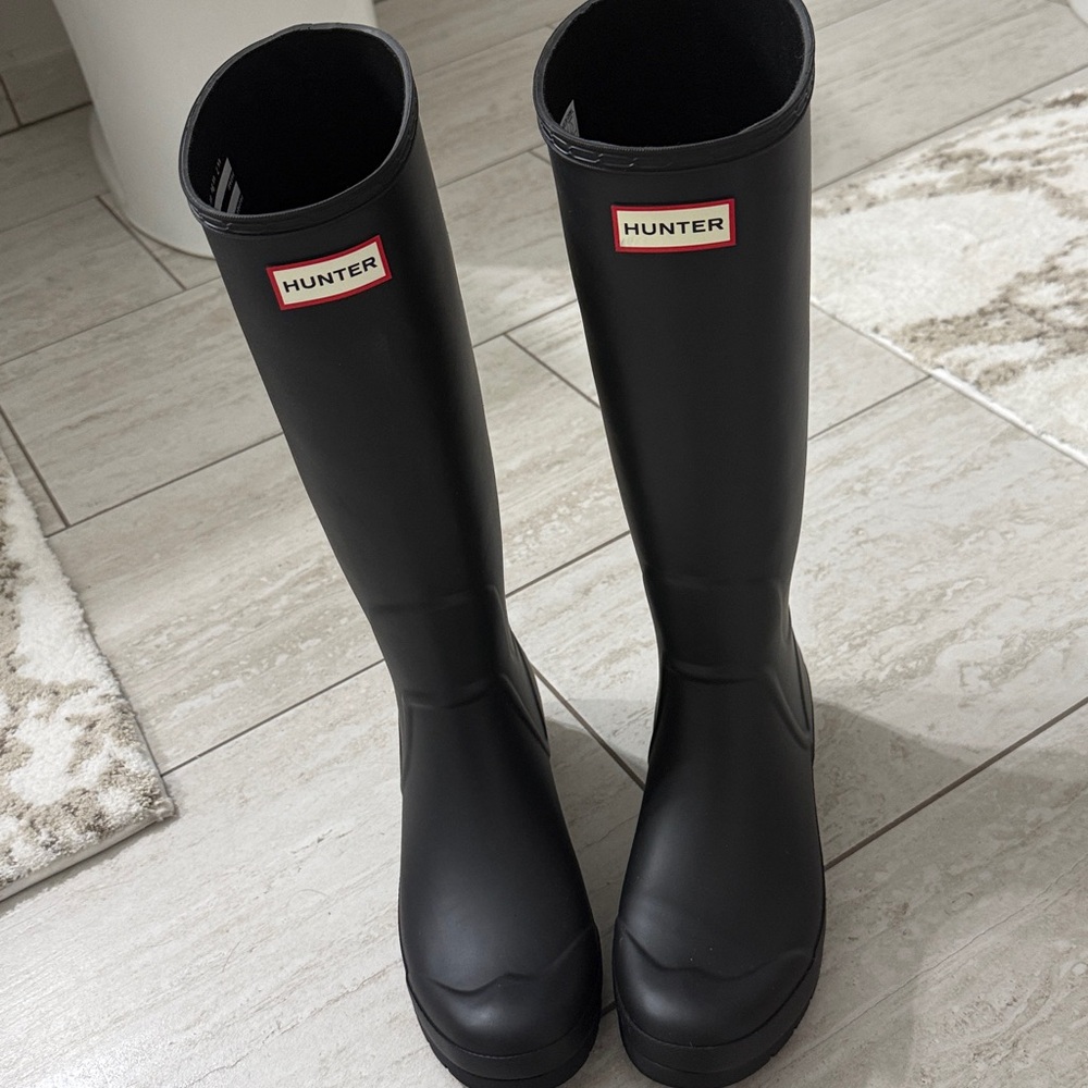 Hunter Black Tall Logo Rain Boots..ladies size 9
Rubber boots .. new - Picture 2 of 8